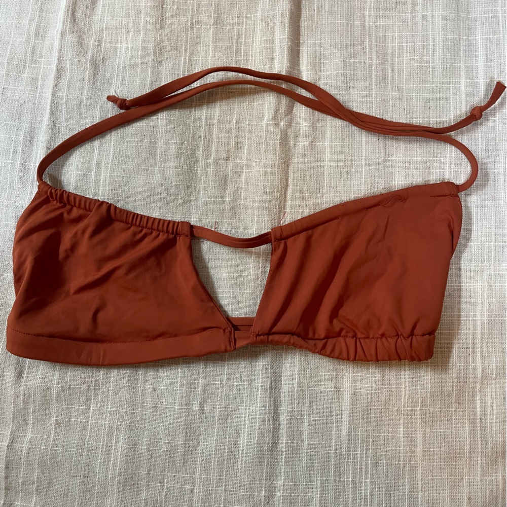 Brown bikini top which can be worn either strapless or not